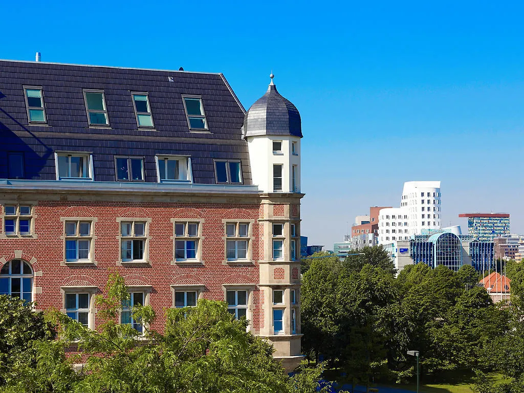 The Red Apartments location